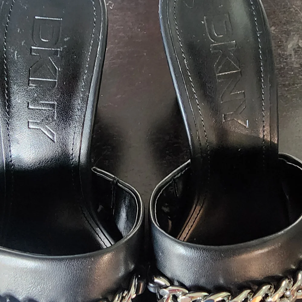 NWOT DKNY Black Slide Sandals with Silver Chain and Charms Size 6.5